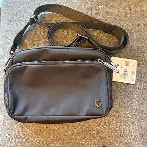 lululemon Everywhere Crossbody 3L Large
Metal Hardware